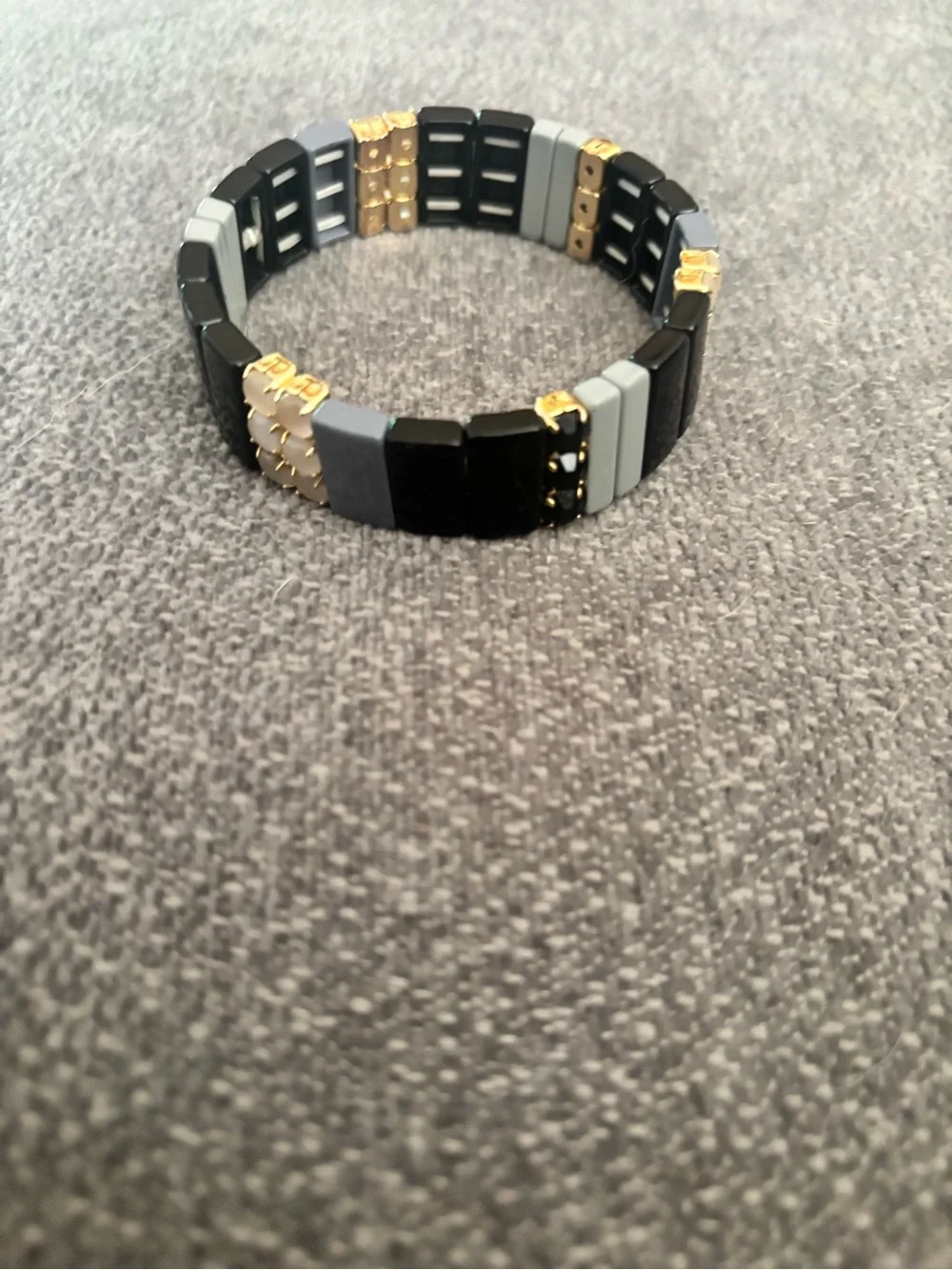 🌸 Modern Black and Gray Tila Bead Stretch Bracelet 🌸 - Picture 3 of 5